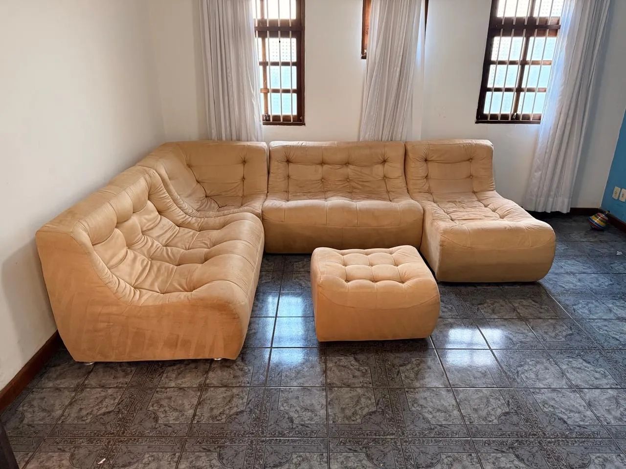 Sofá de Canto Modular em Suede Bege + Pufe (Super Espaçoso e Confortável) - Foto 5