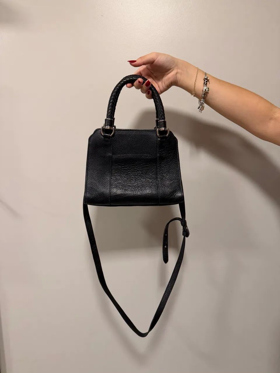 Bolsa Arezzo Original Preta com Alça Transversal em Couro - Foto 2