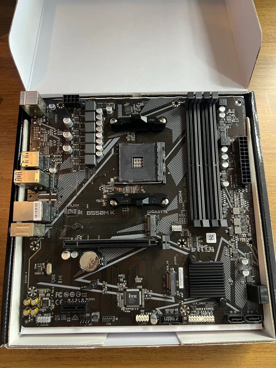 PLACA MÃE GIGABYTE B550M K + GABINETE APUS MID TOWER - Foto 2