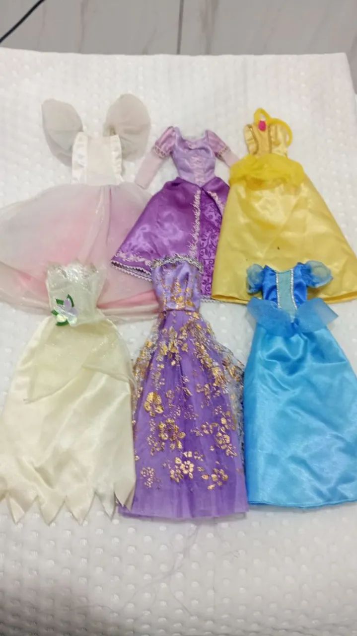 Lote com 18 vestidos Barbie princesa  - Foto 4
