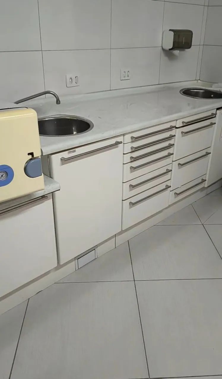 Kit de cadeira odontológica, mocho e equipamento para diagnóstico, compressor e armários.  - Foto 3
