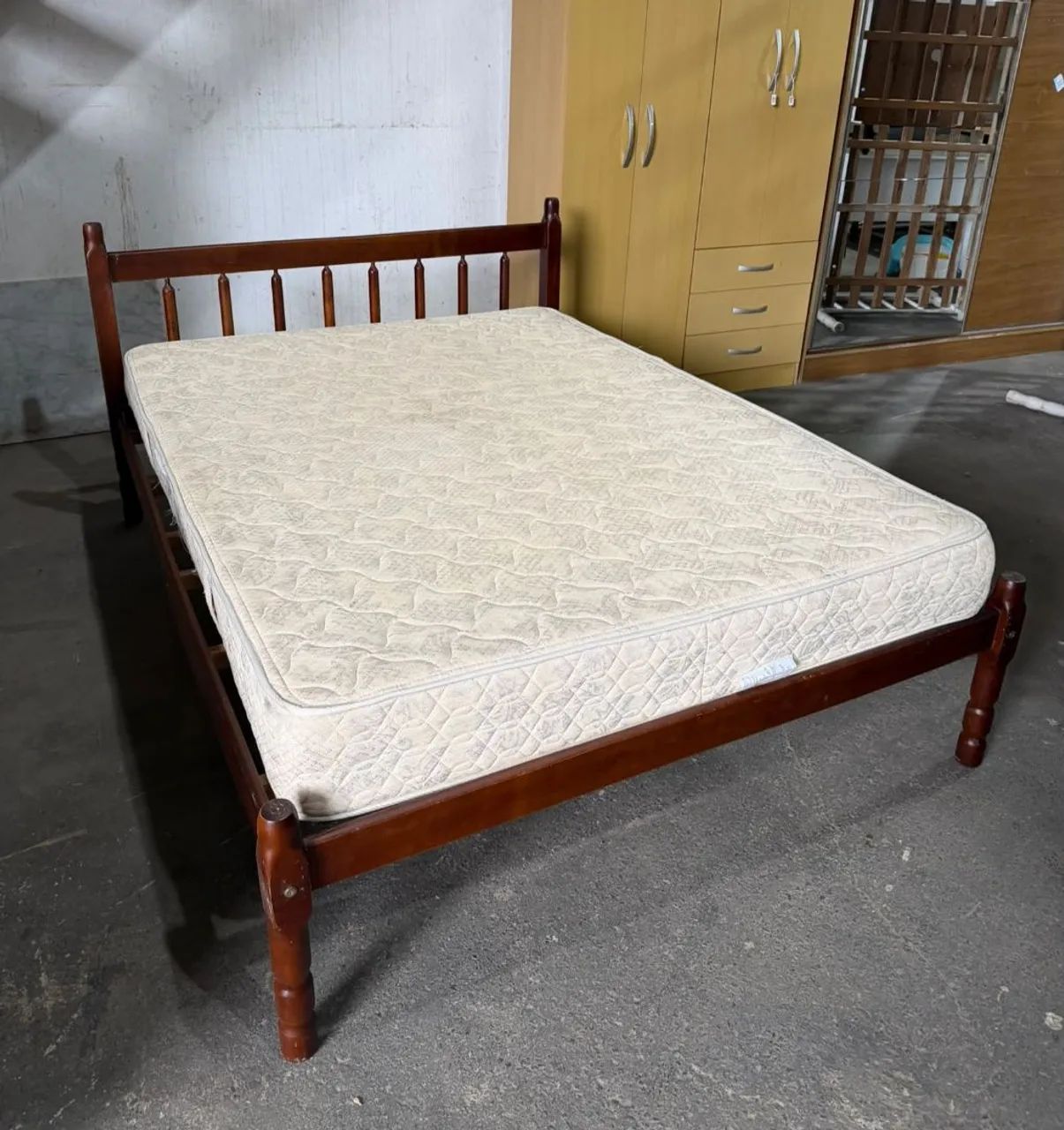 Vendo Cama De Madeira Com Colchão!! 