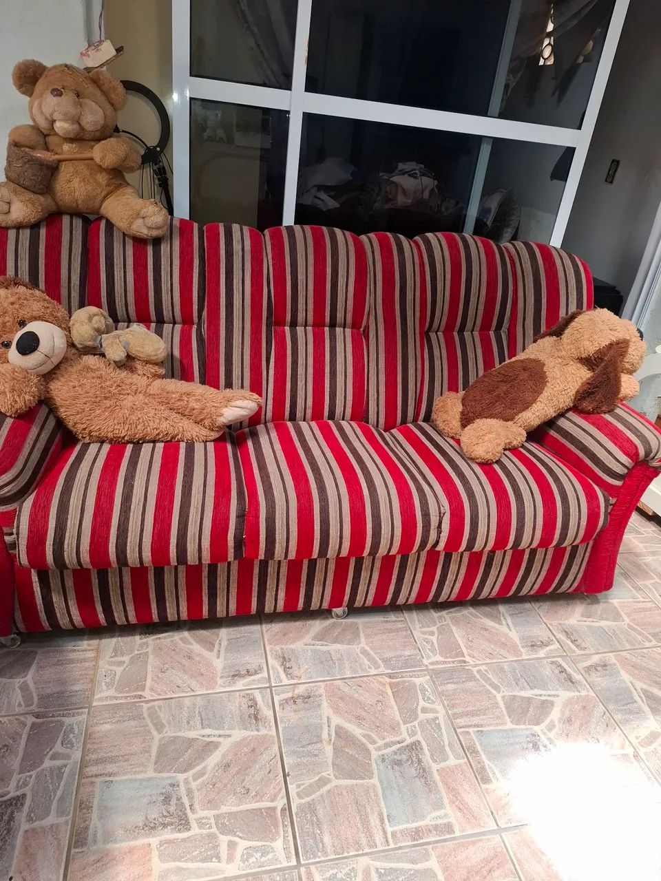 Vendo sofá 3 lugares ,com rodinhas de silicone