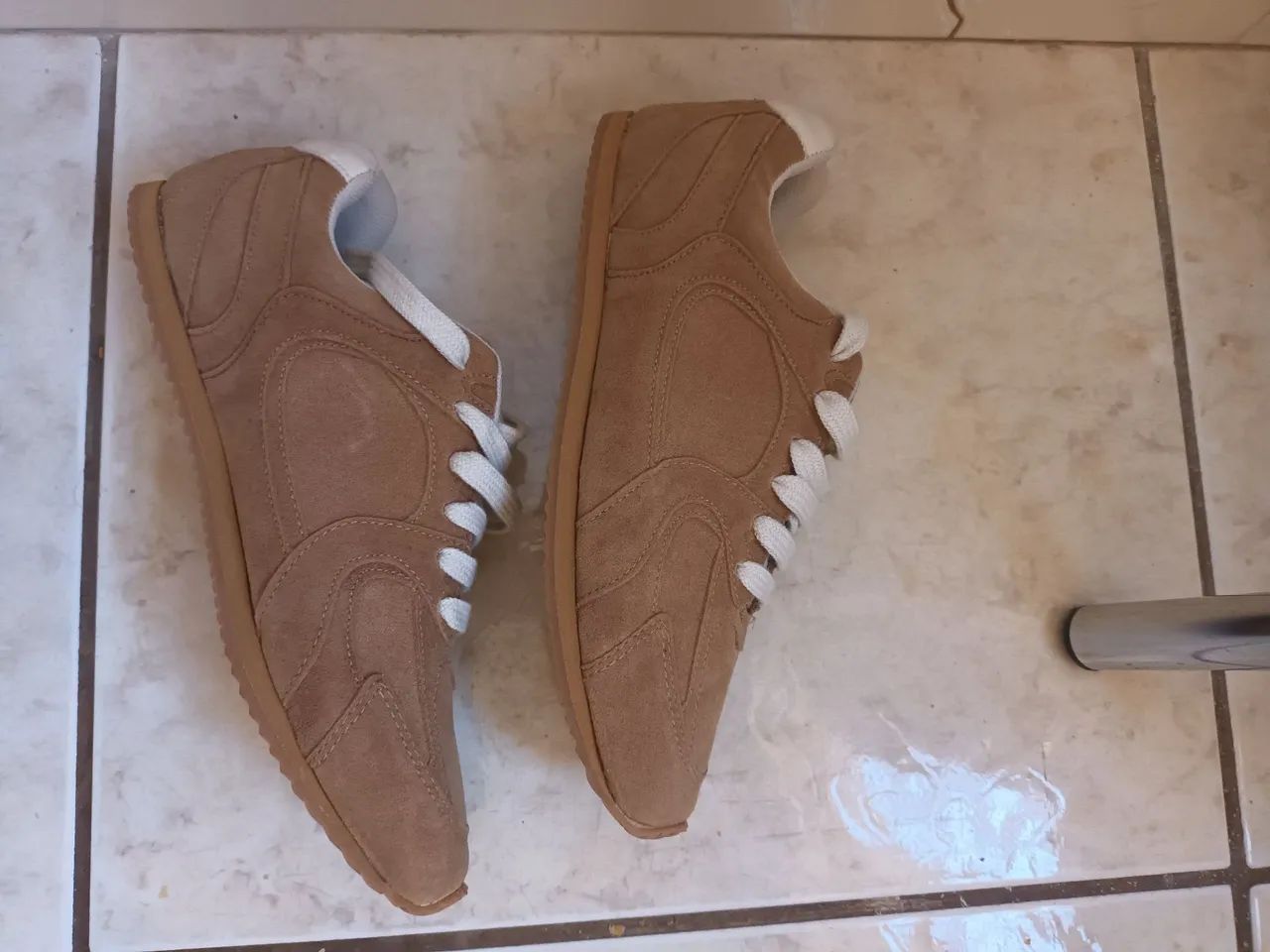Tenis satinato camurça bege 35 - Foto 4