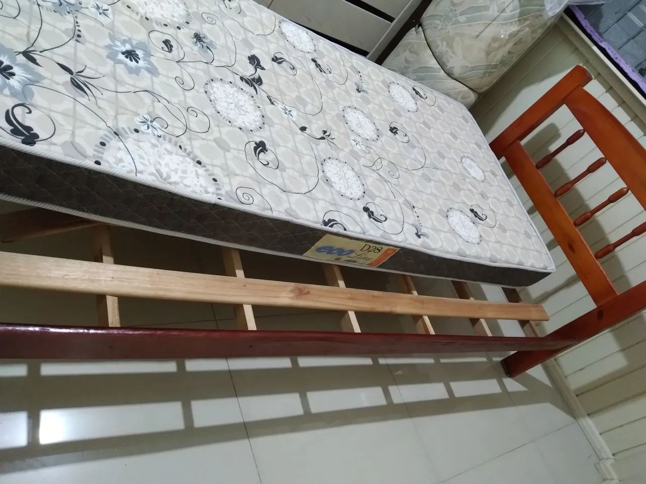 Cama de solteiro com colchão de boa qualidade 