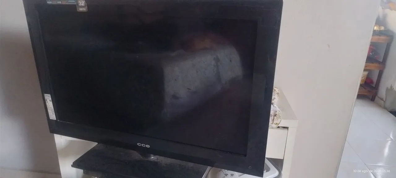 Vendo uma TV de CLD 32 polegadas (não é smartv) para retirada de peças  - Foto 2