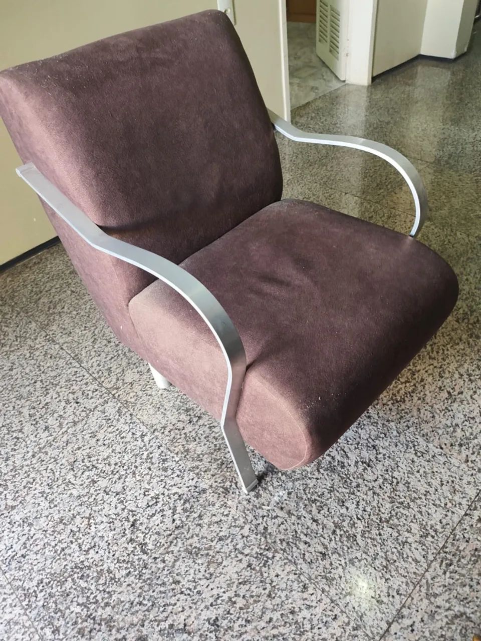 DUAS CADEIRAS E UMA MESA DE MIGNO BRANCO ESTILO LUIZ XV  - Foto 2