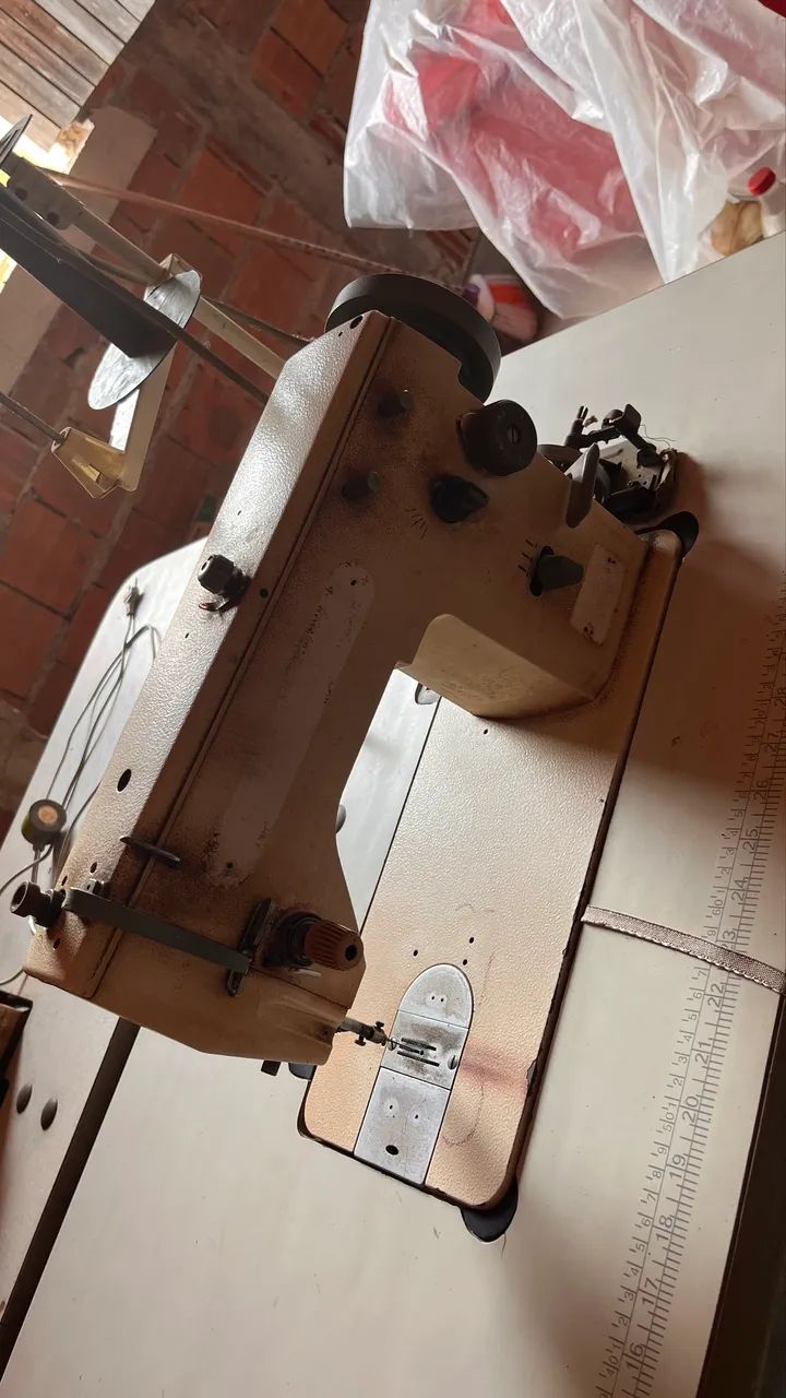 Máquina de costura (RETA 20U)