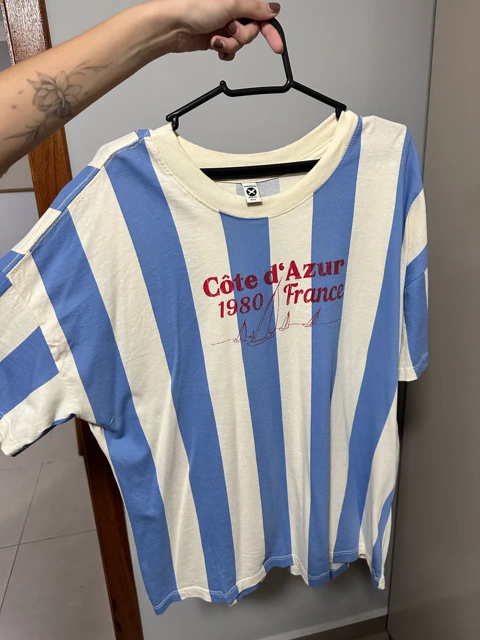 Camiseta Hering feminina, listrada azul e branca - Foto 2