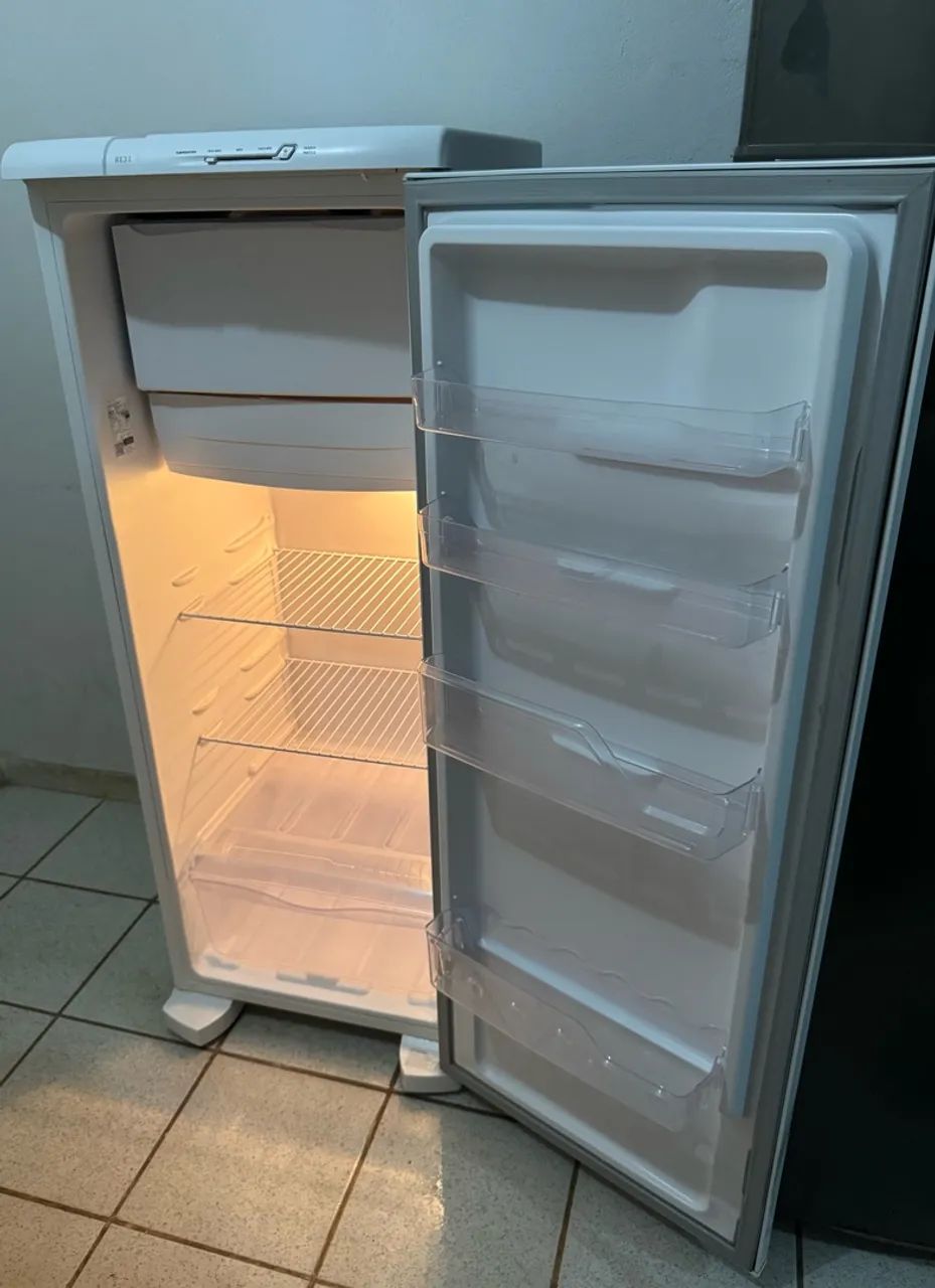 GELADEIRA À VENDA ? SUPER CONSERVADA / PRATICAMENTE NOVA - Foto 3