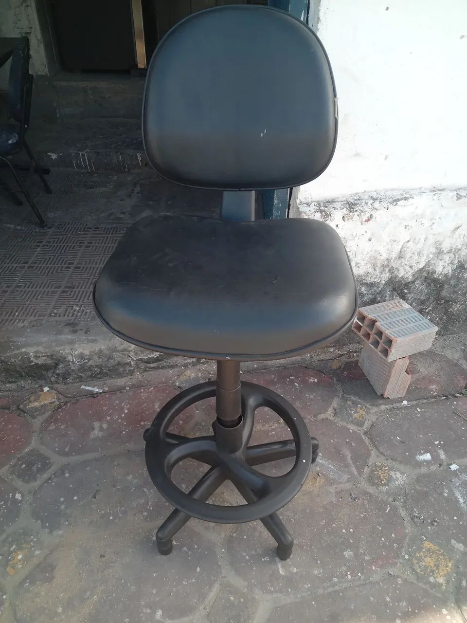 VENDO UMA CADEIRA PARA EßCRITORIO BOA  - Foto 2