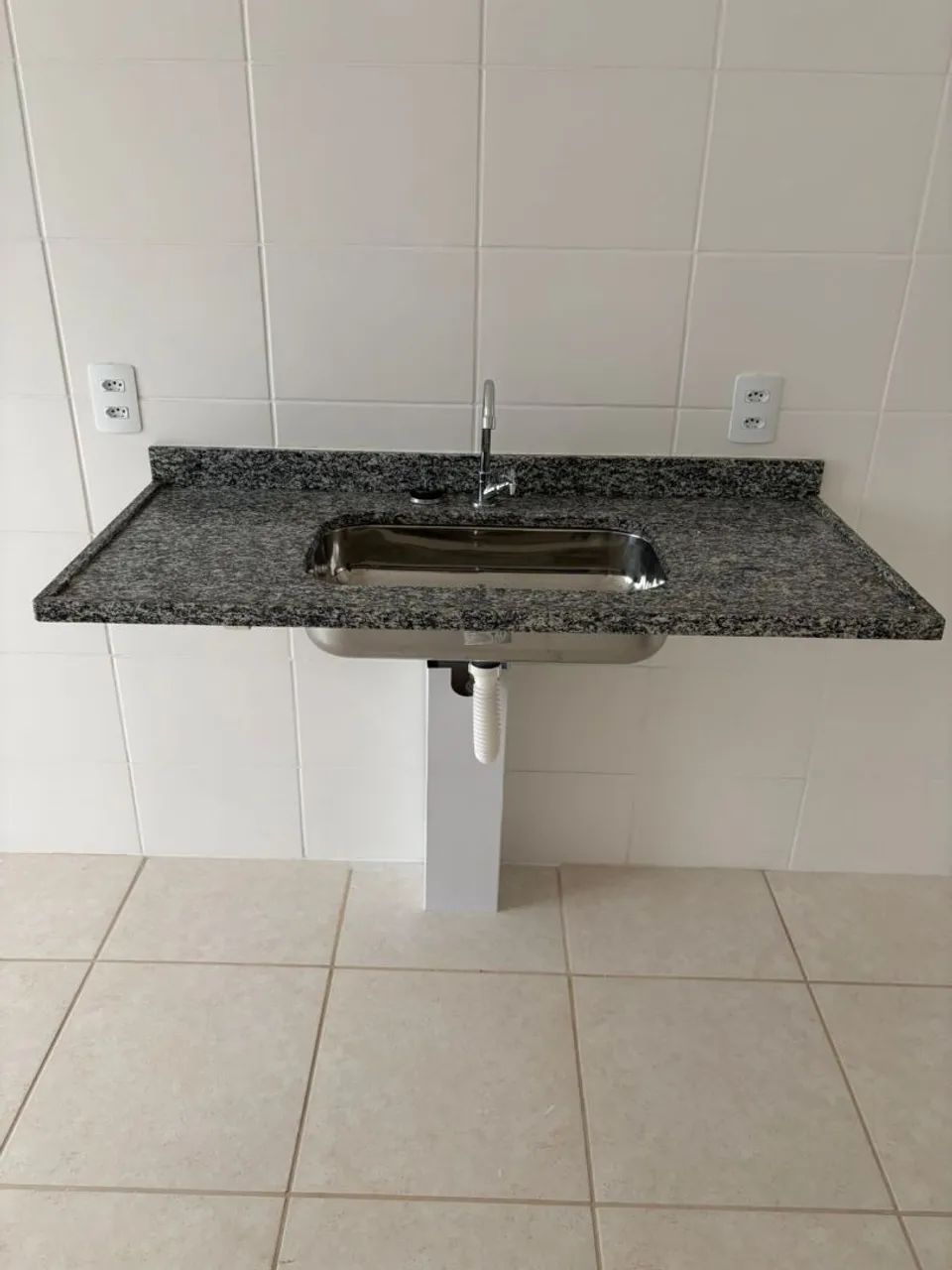 Pia de granito.com.torneira e cuba  - Foto 2