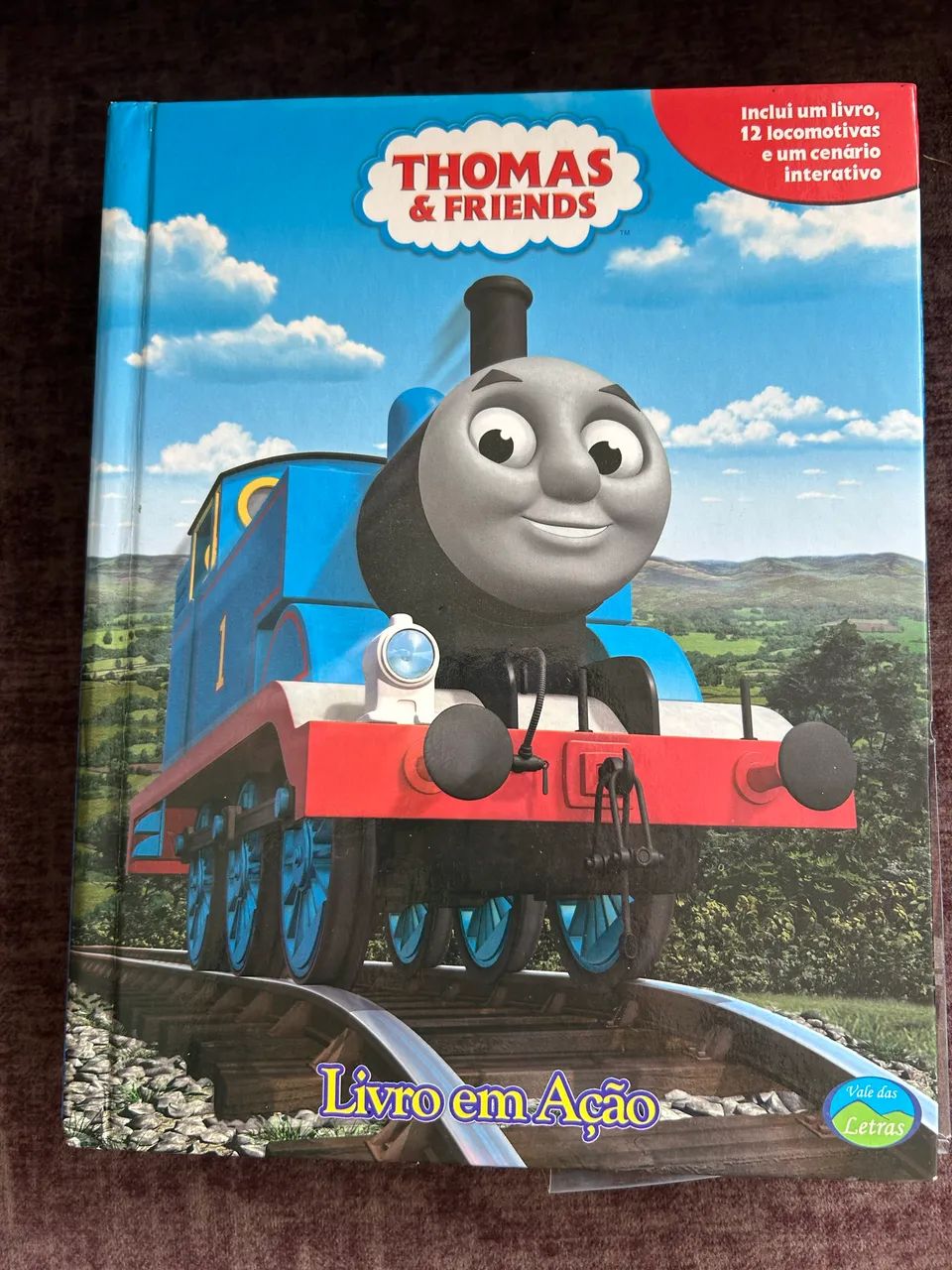 Livro Thomas acompanha 12 figuras e um cenário 