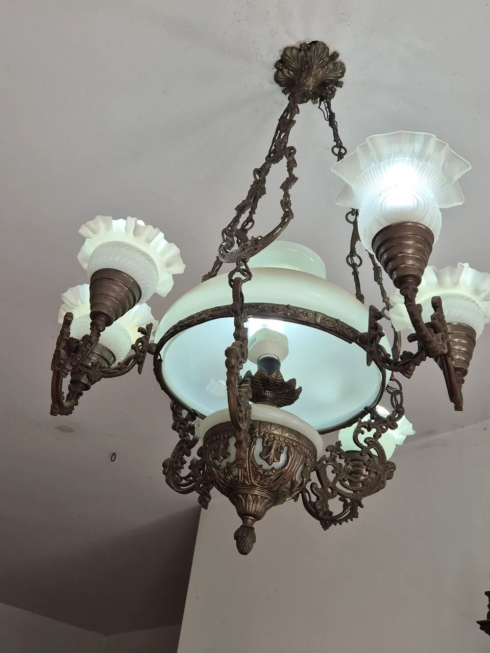Lustre com 3 cúpulas 