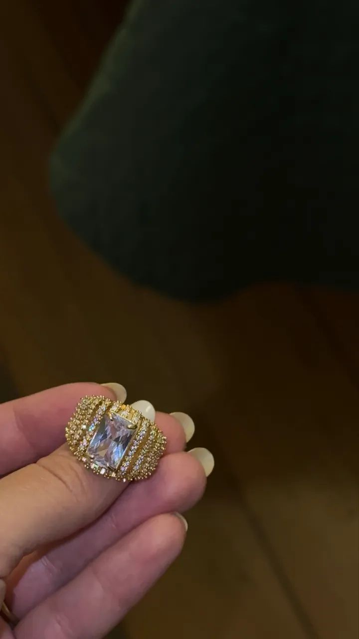 Anel grande dourado em pedraria  - Foto 4