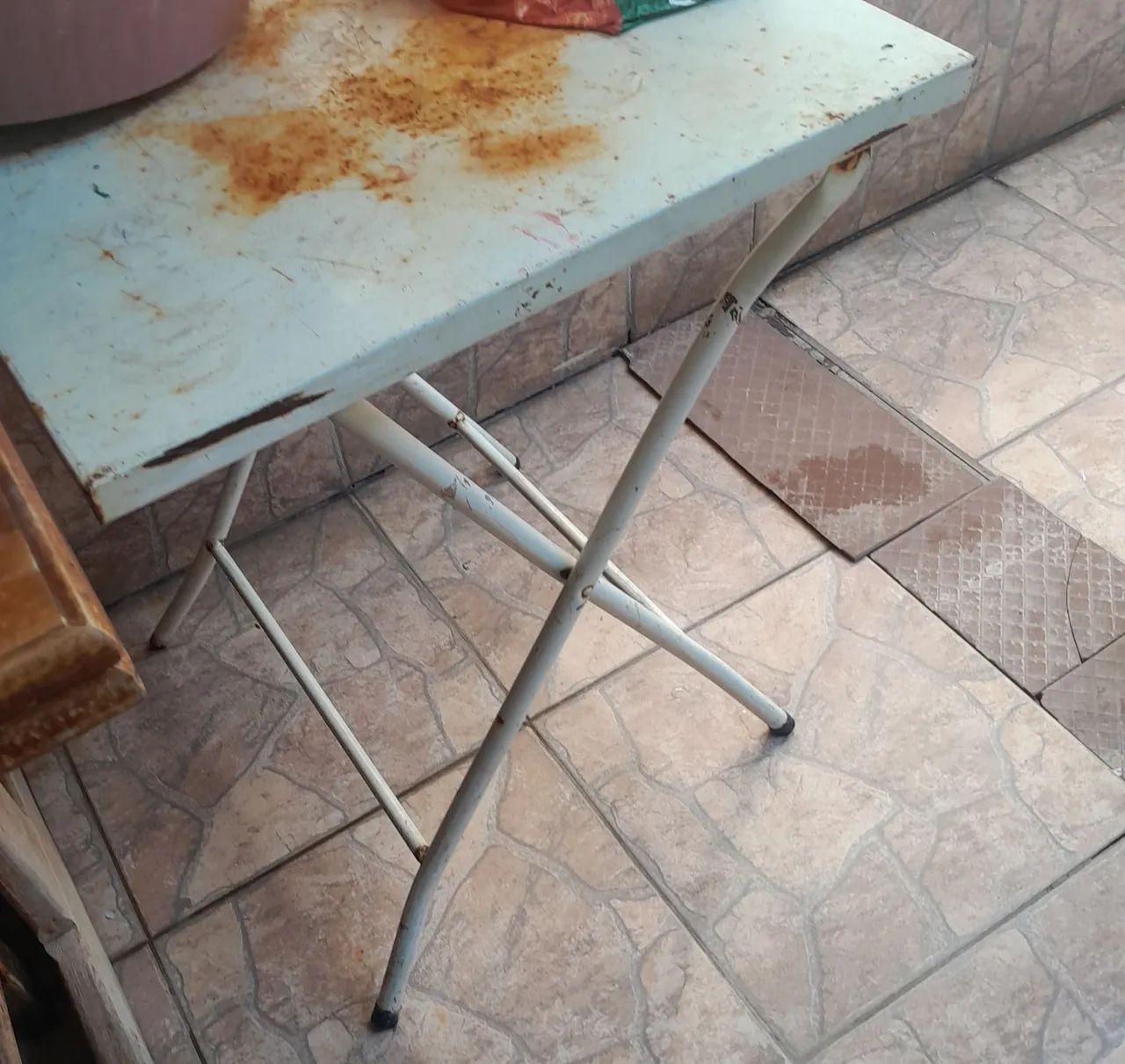 2 MESAS DE ARMAR E 6 CADEIRAS POLIETILENO  - Foto 2