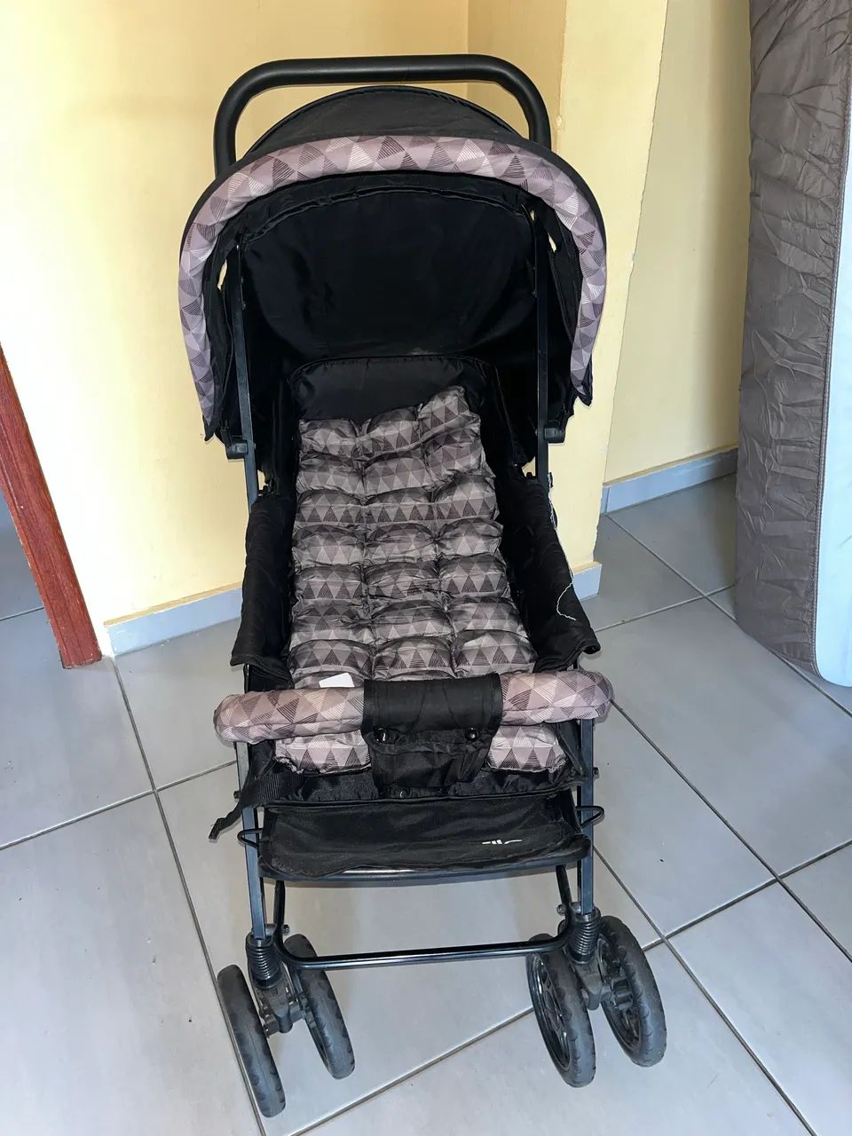 Carrinho de bebê preto ótimo estado  - Foto 4