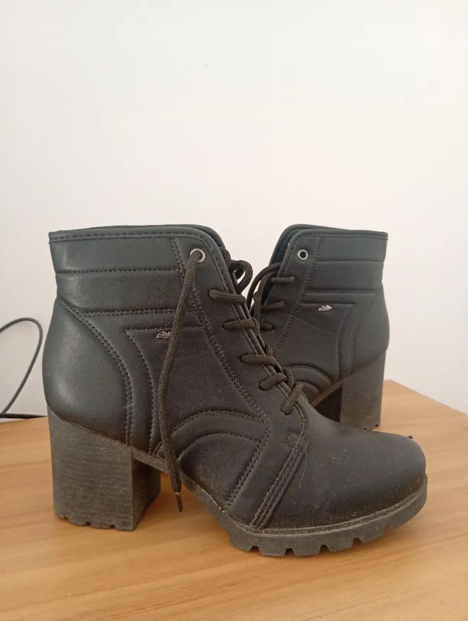 Bota com salto