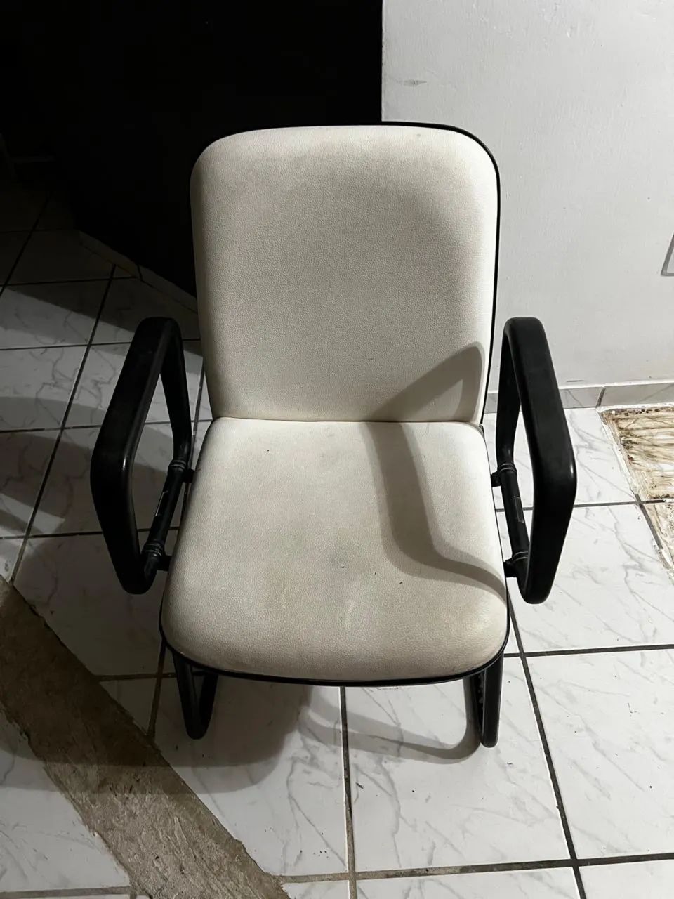 Cadeira mão e pés fixos 