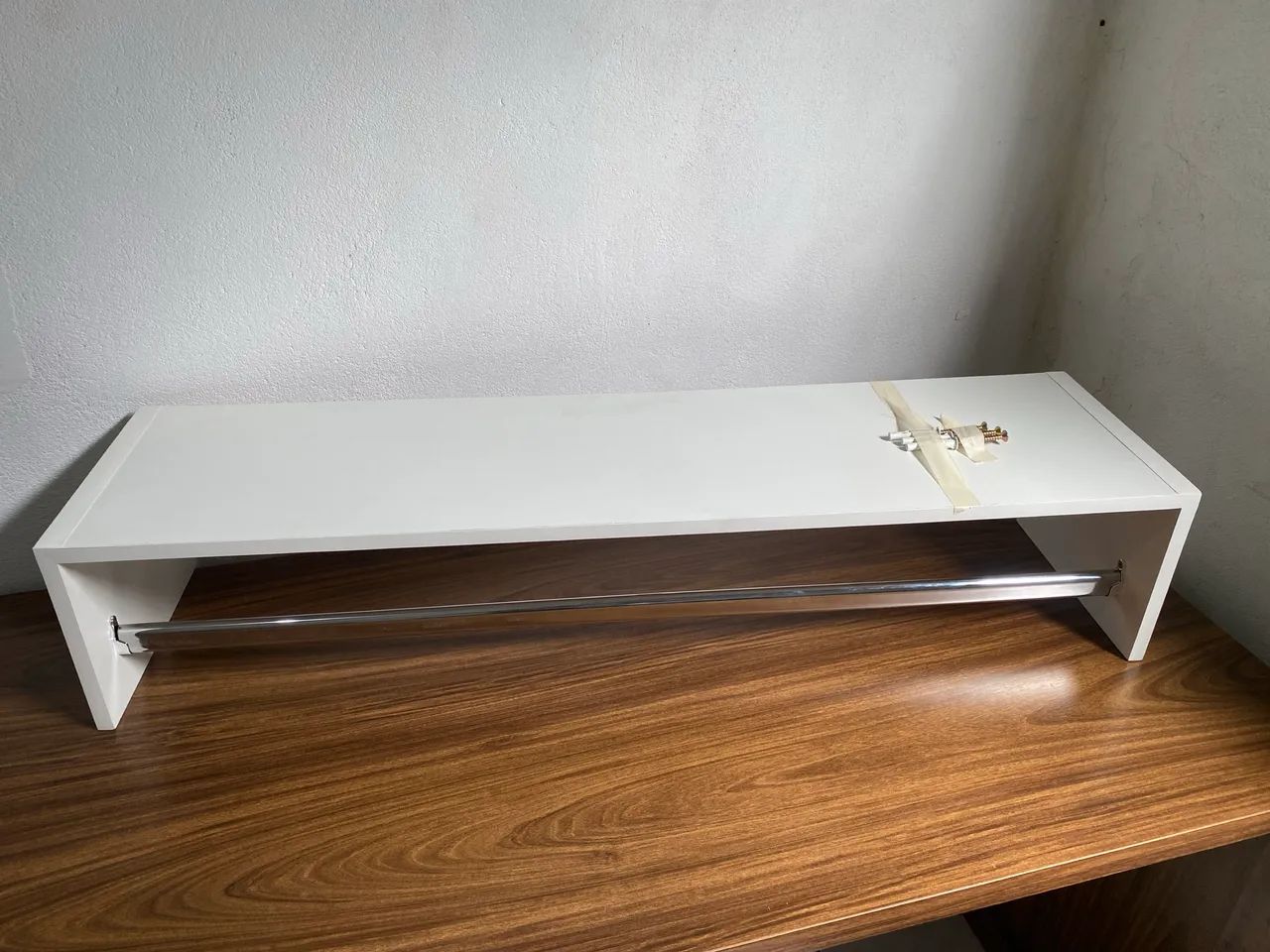 1 CABIDEIRO ARARA DE ROUPAS DE MDF BRANCO 1 METRO - Foto 2