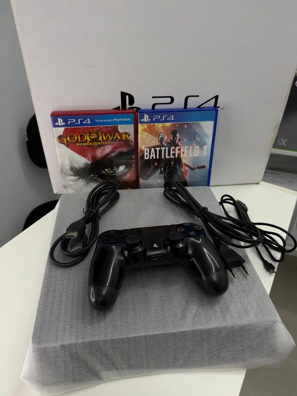 PS4 SLIM 1TB COM CAIXA E 2 JOGOS
