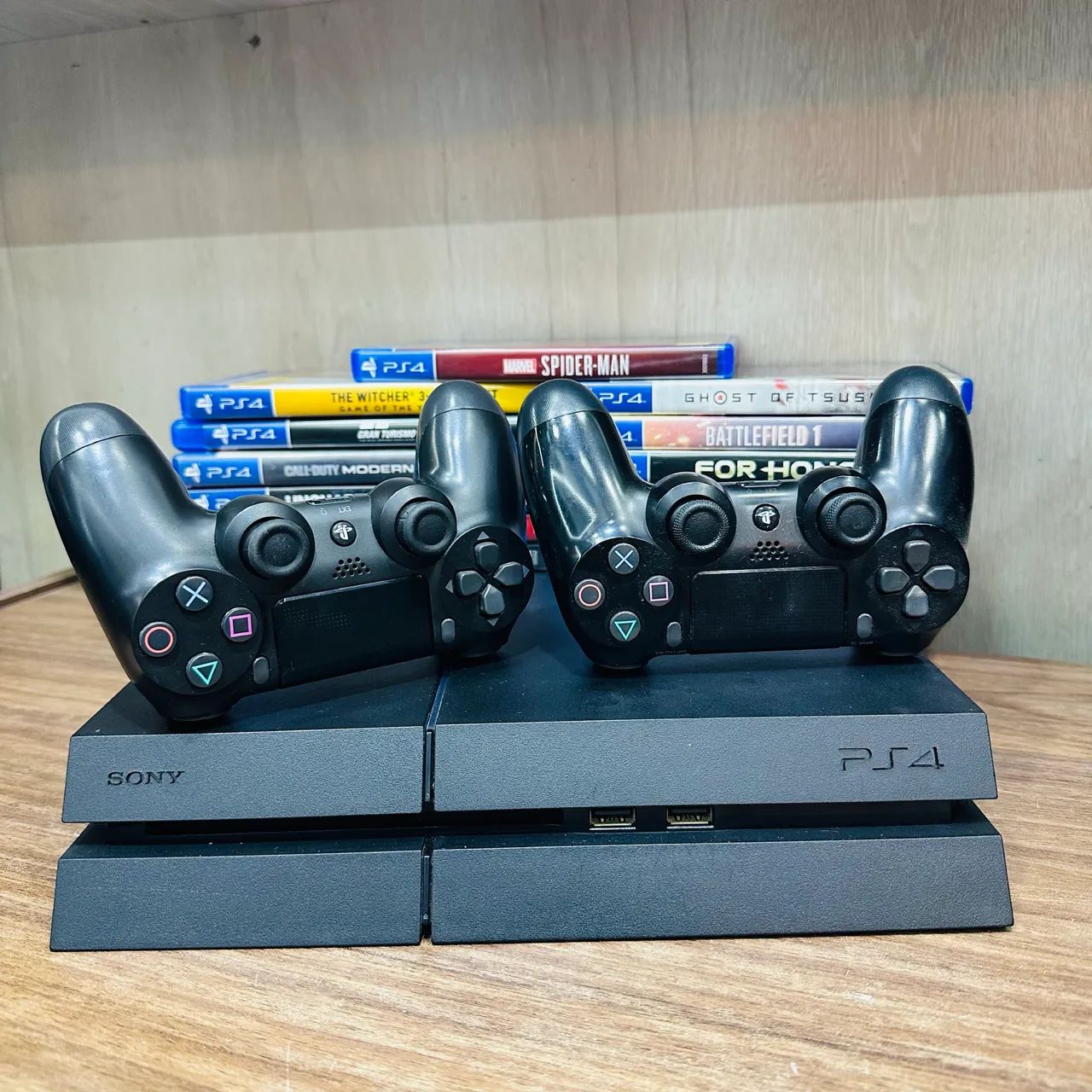 PS4 Com 02 Controles + Garantia e jogo de brinde