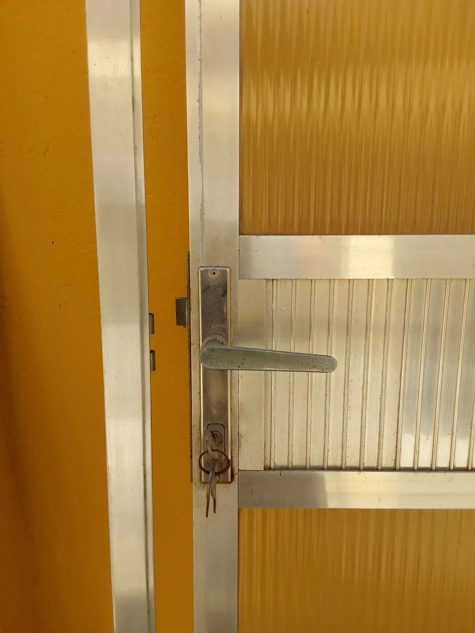 Porta de alumínio com vidro,  chave e maçaneta. - Foto 2