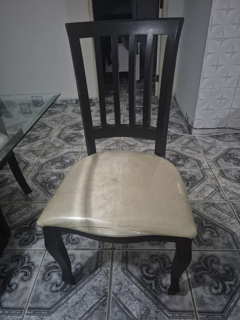 Vendo uma mesa de vidro   com  4 cadeiras  - Foto 3