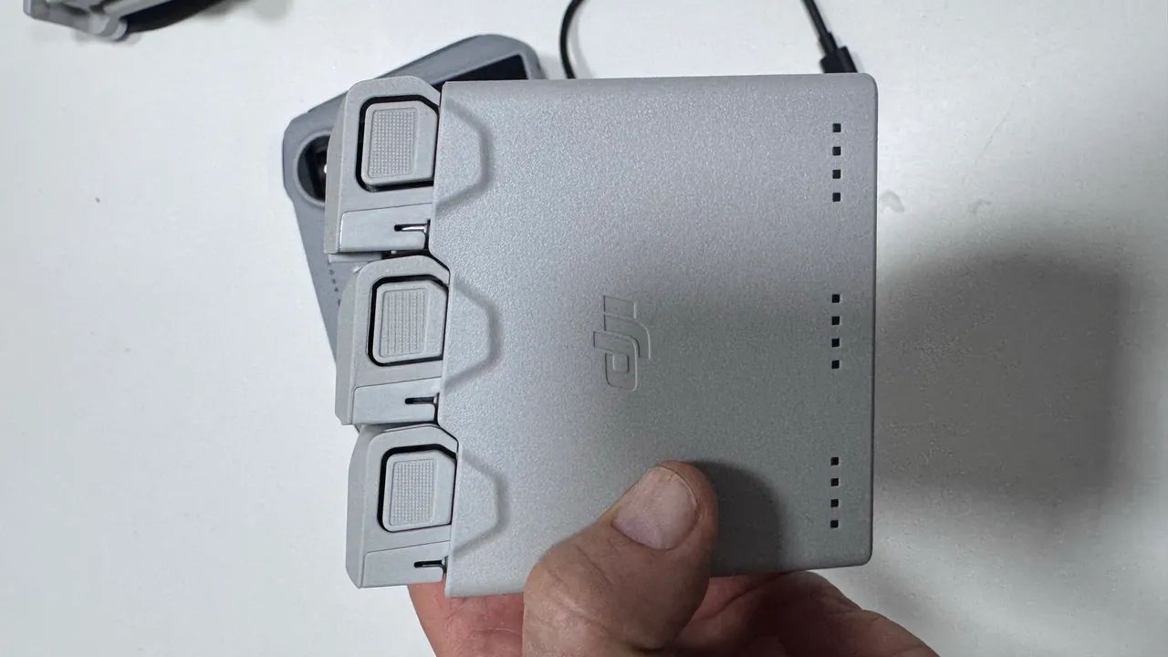 DJI Mini 3 Fly More Combo com Controle Tela DJI RC e 3 Baterias - Usado só pix sem troca - Foto 2
