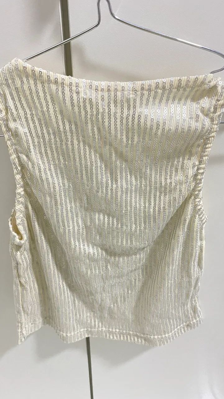 Camiseta Básica com Paetê prata TAM P - NOVA - Foto 2