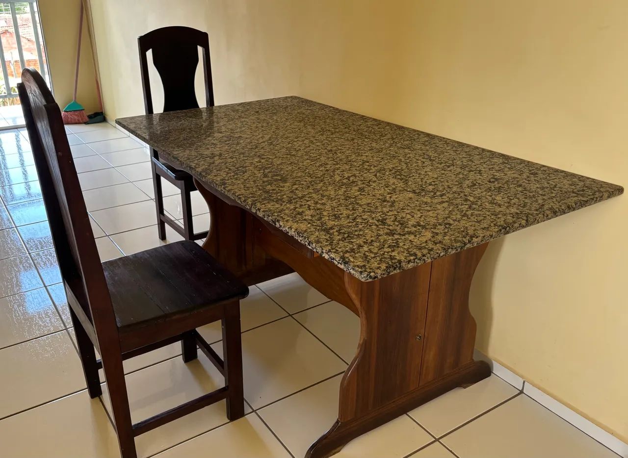 Mesa de mármore + suporte de madeira grátis: 02 cadeiras 