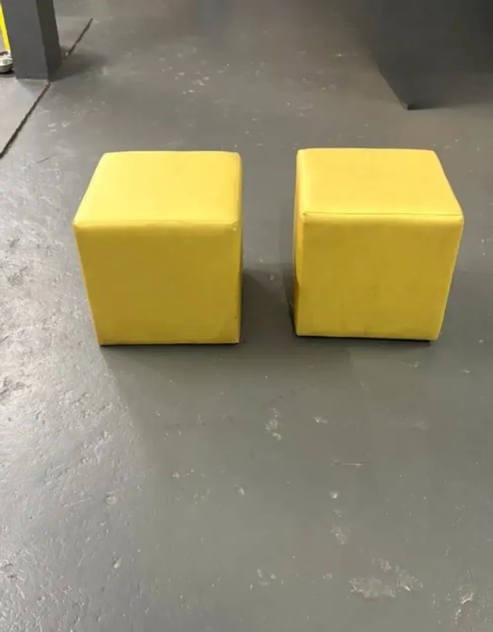 Kit 2 Puff Amarelo 40x40 cm | Ideal para Bares, Tabacarias, Restaurantes e Decoração