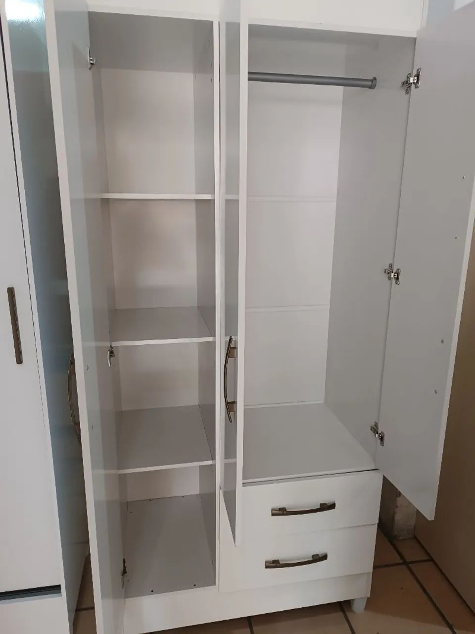 Guarda roupa com 3 Portas e Duas gavetas - Foto 2