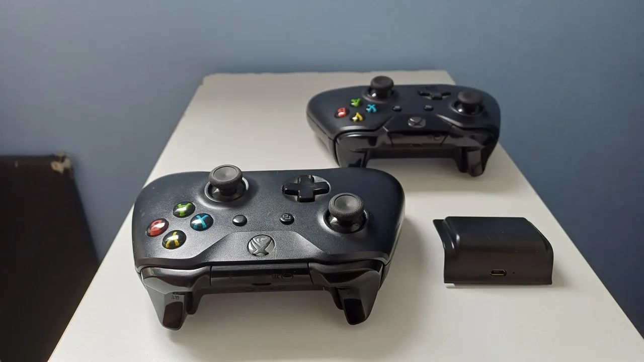 Video game seminovo 2 controles 2 jogos e bateria de controle recarregável  - Foto 6