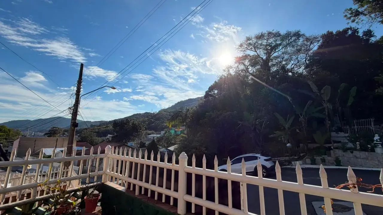 Casa 2 dormitórios (1 suite) com vaga de garagem no bairro Monte Verde - Florianópolis - Foto 3