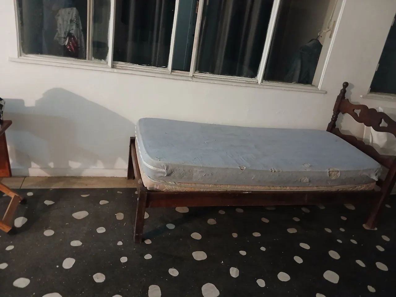 VENDO UMA CAMA DE SOLTEIRO E COLCHAO. - Foto 2