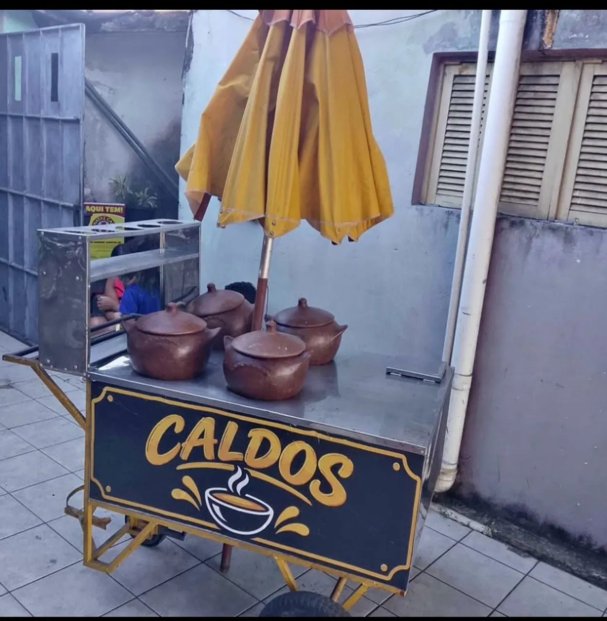 Carrinho de caldos já com as panelas de barro - Foto 5