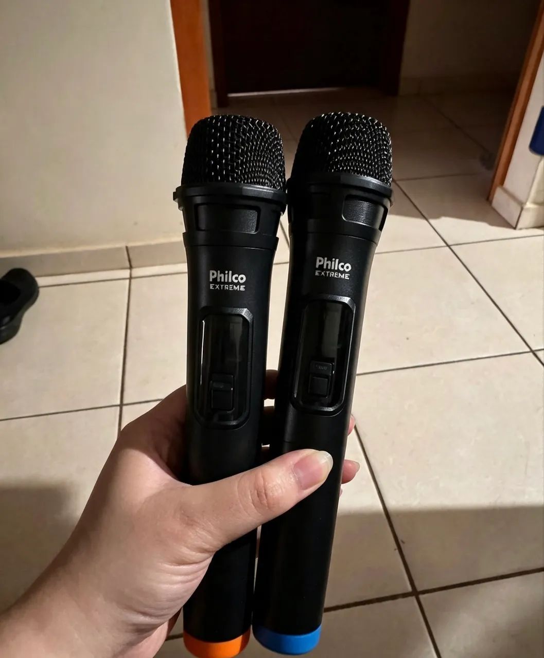VENDE-SE CAIXA DE SOM + 2 MICROFONES - Foto 2
