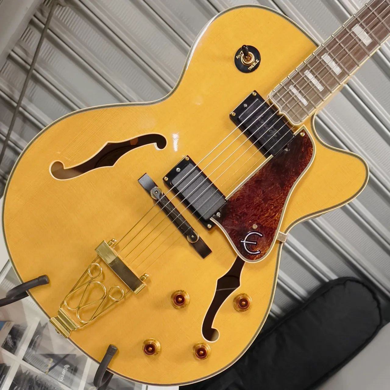 Guitarra Epiphone Joe Pass Emperor II com case impecável  - Foto 2