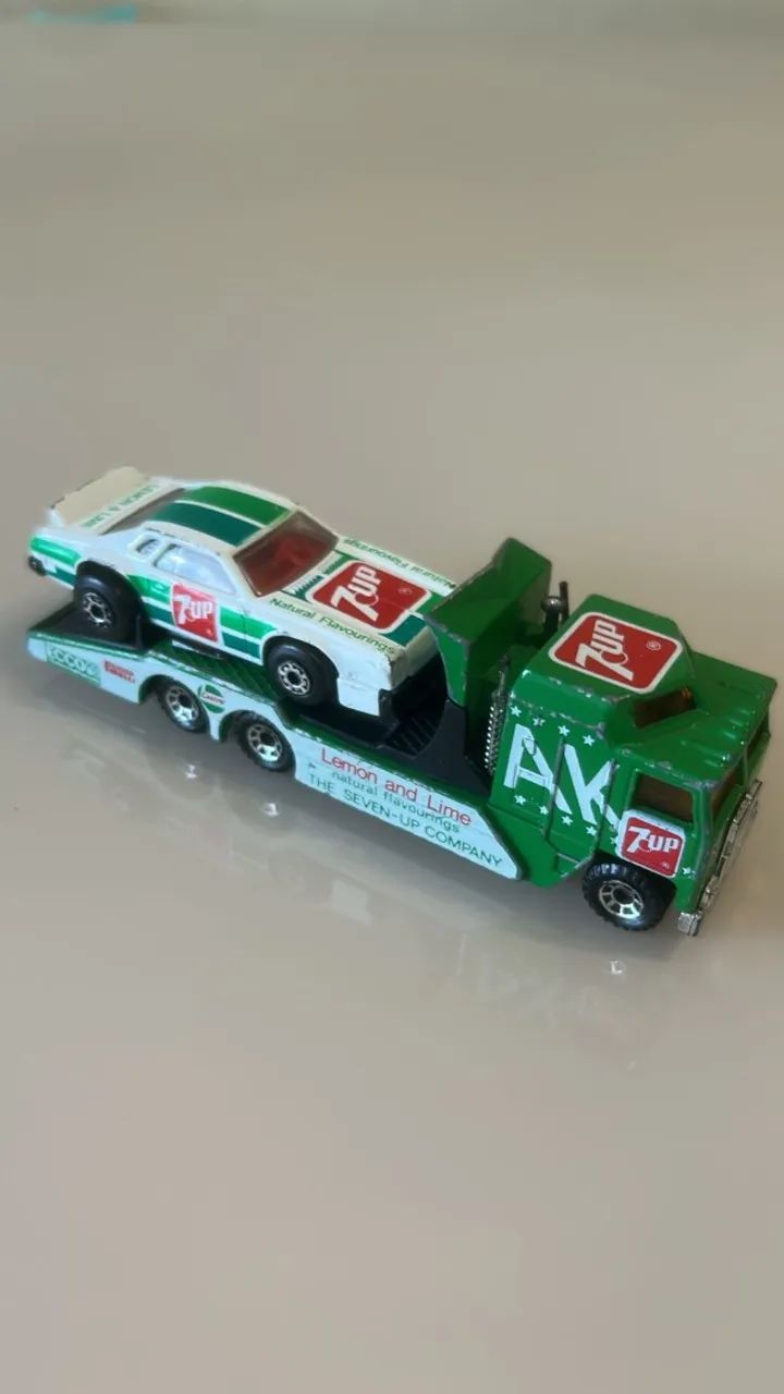 Matchbox Kenworth Cabover Racing Transporter + Chevy Stocker Verde (Usado) - Foto 2