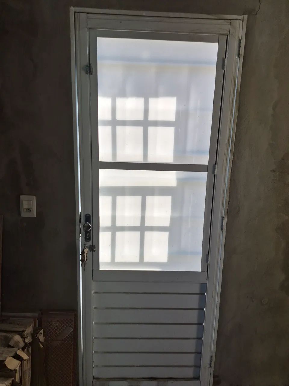 Porta entrada 80 largura 2.20 altura  exelente estado , retirada no local  - Foto 4