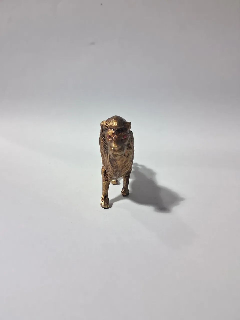 Leão em metal maciço estilo ouro velho 5cm - Foto 4