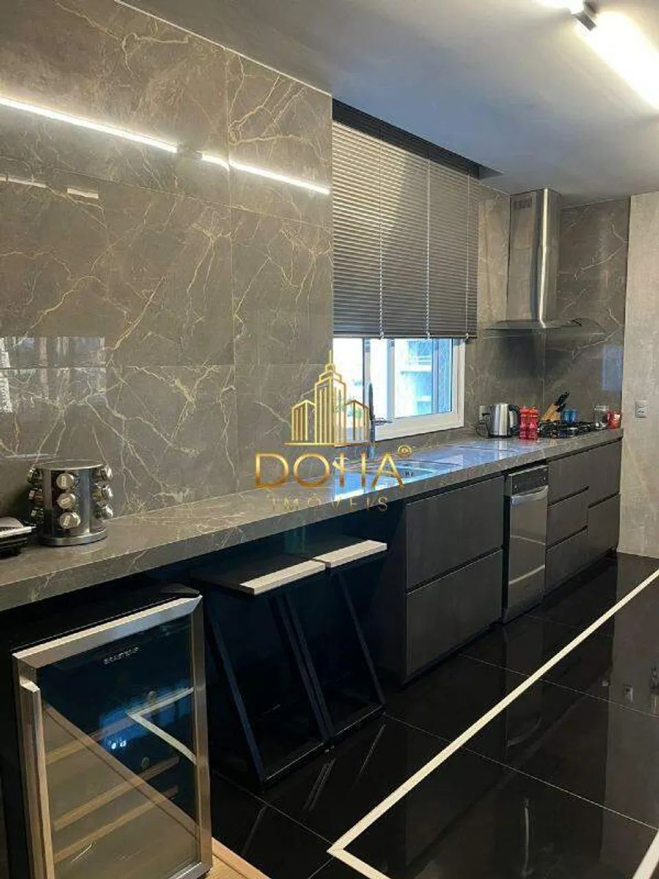 APARTAMENTO MOBILIADO NO CENTRO COM 2 VAGAS E AMPLO ESPAÇO INTERNO! - Foto 4