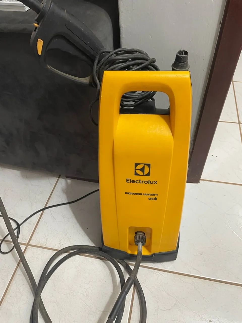 Rack ,Mesa de plástico com 6 cadeiras,Carrinho auxiliar,Aspirador de pó Electrolux e etc - Foto 5