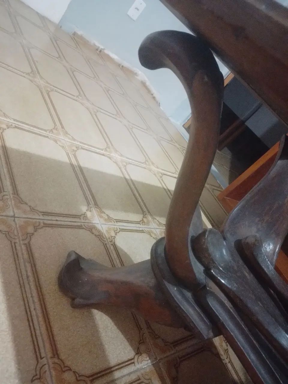 Linda mesa de madeira, no estilo colonial. - Foto 3