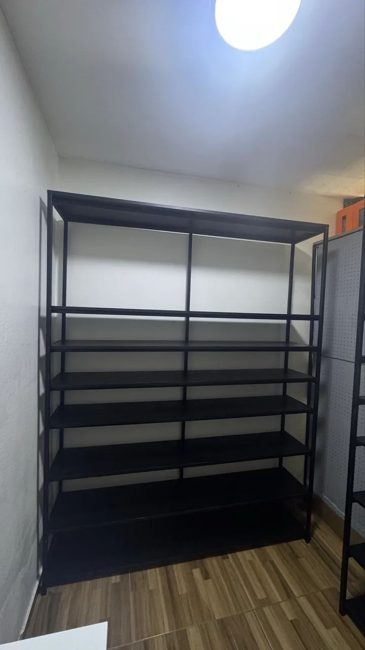 Estante de metalon com prateleiras 