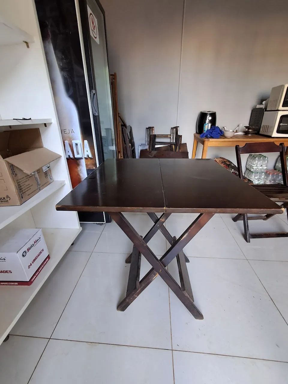 Vendo 4 mesa montada para conveniência com 4 cadeiras cada 