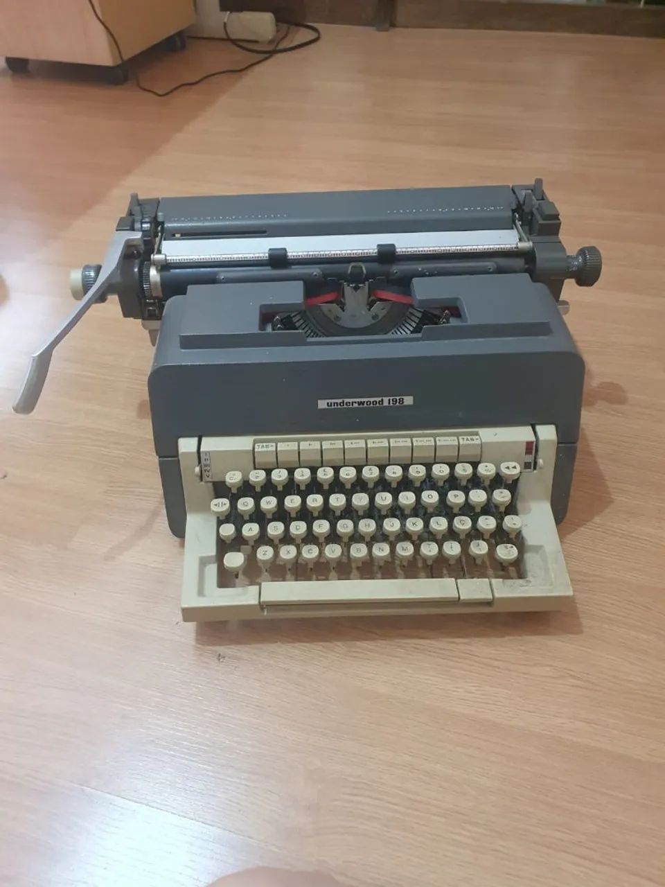 Vintage Olivetti Underwood Typewriter Model i98 198 l98