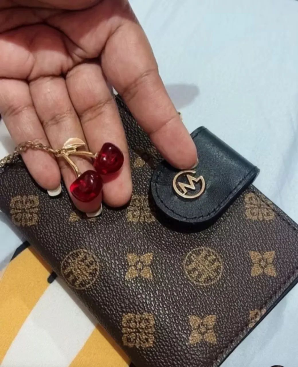 Bolsa nova na embalagem com a carteira 