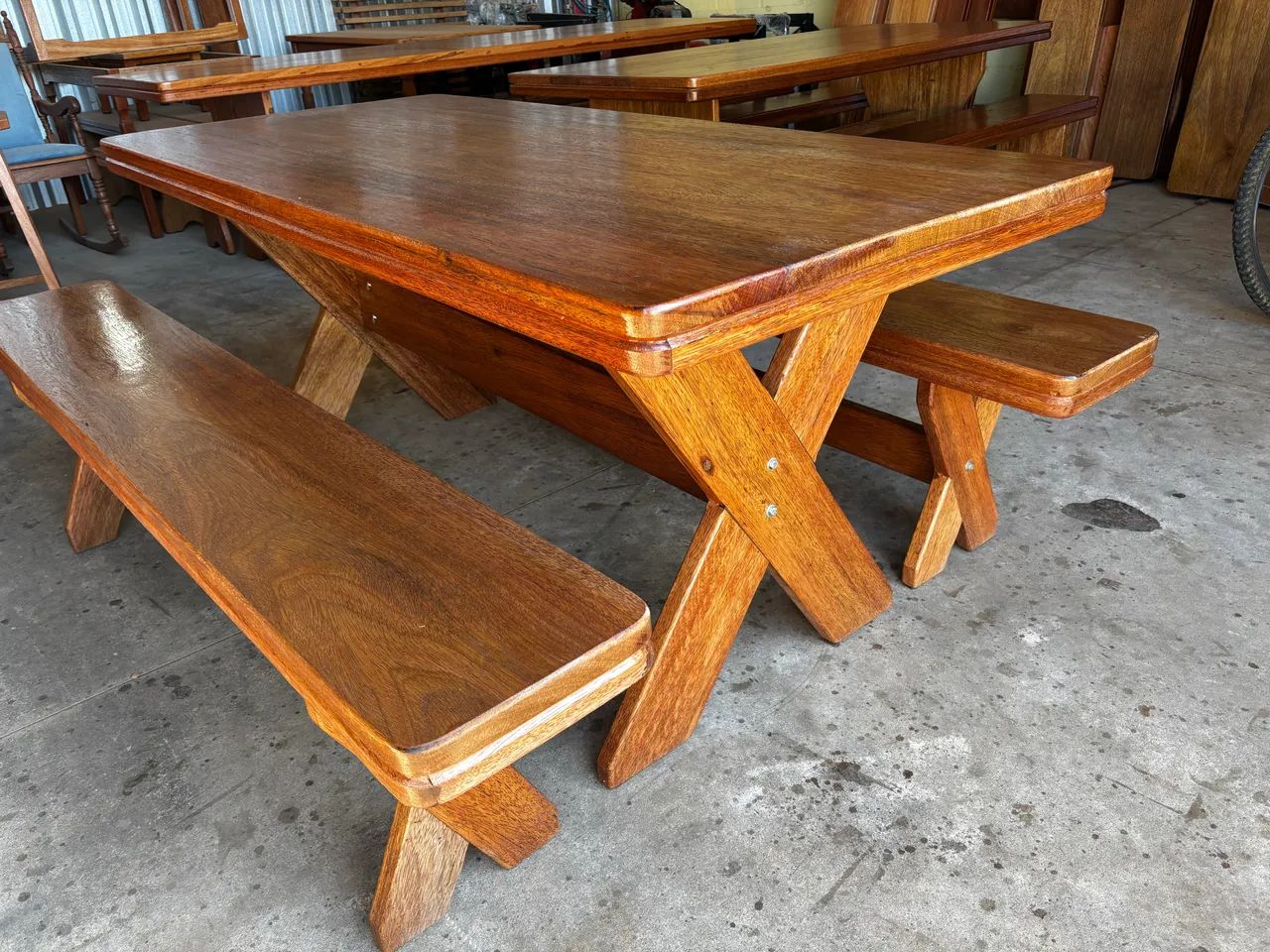 Mesa com 2.20mts com 2 bancos 